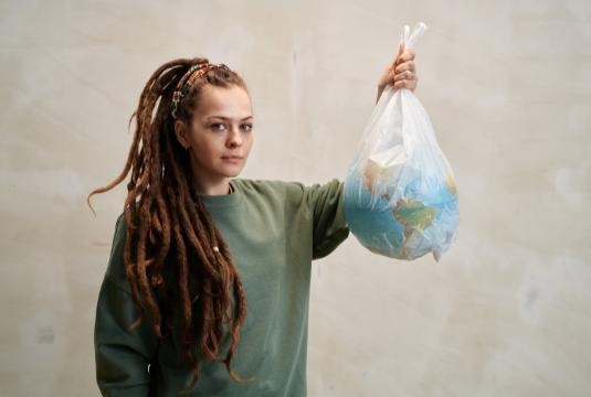 Пластиковый пакет: необычная история от изобретения до запрета